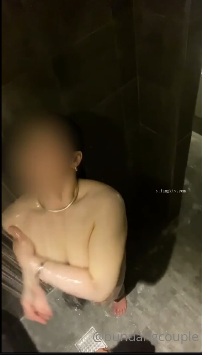 按摩师帮完女顾客按摩完后掏出肉棒抽插她已经湿透的骚逼！
